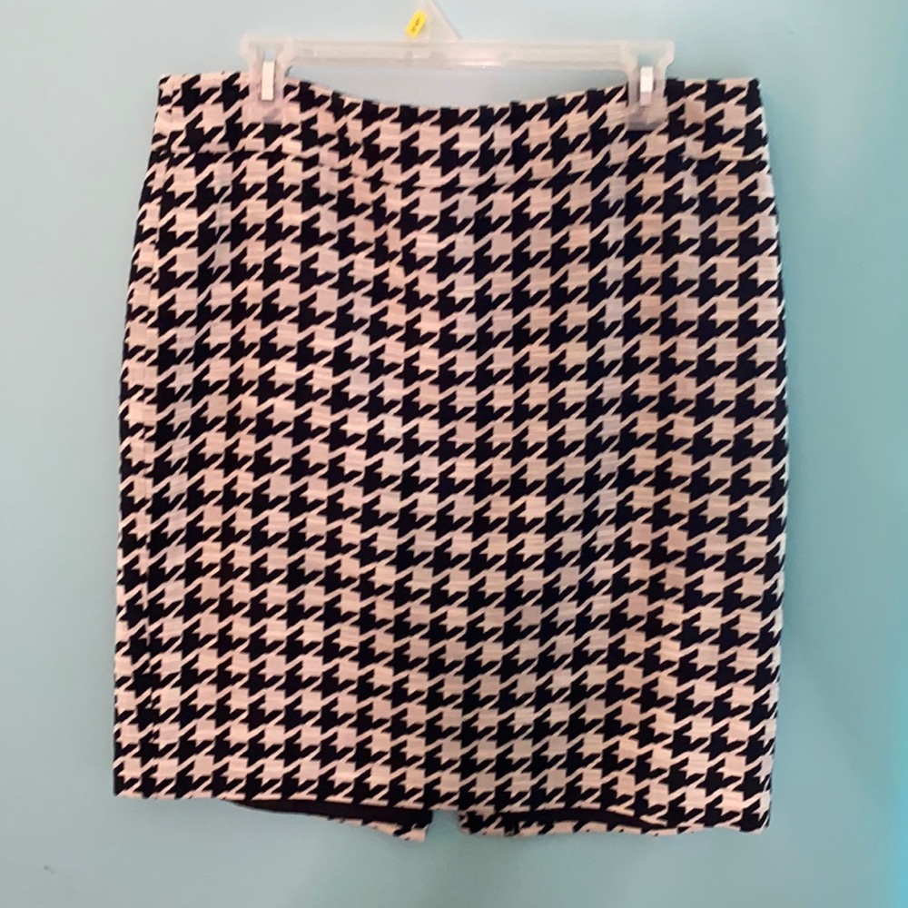 Ann Taylor black and white houndstooth skirt. Size 12.